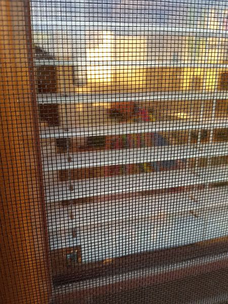 moskitiera okienna z czarną ssiatką