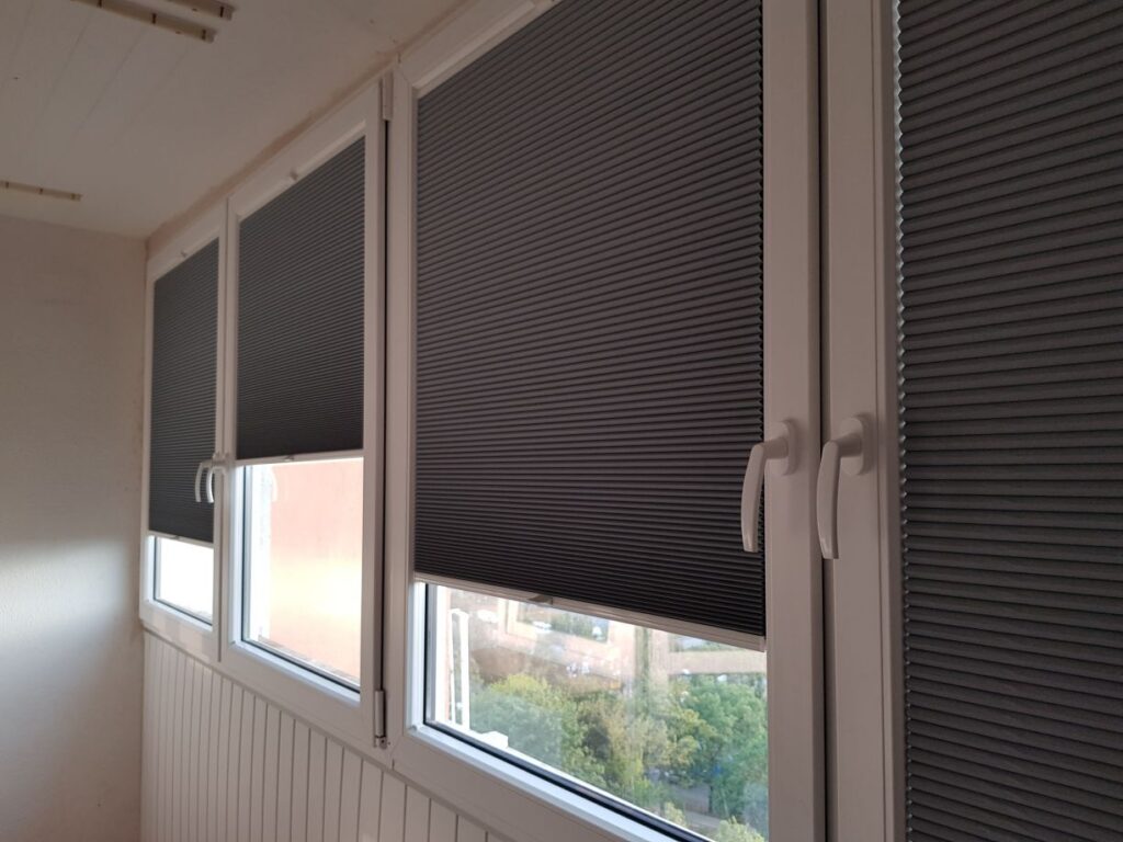 plisy, profil biały, materiał zaciemniający typu Blackout, kolor szary