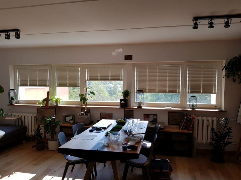 plisy, profil biały, materiał  zaciemniający typu Blackout, kolor biały kremowy