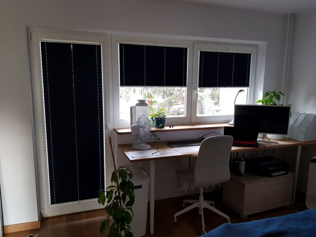 plisy, profil biały, materiał  zaciemniający typu Blackout, kolor czarny