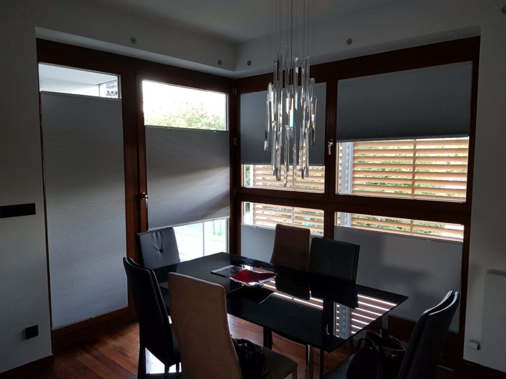 plisy, profil brązowy, materiał  zaciemniający typu Blackout, kolor biały złamany