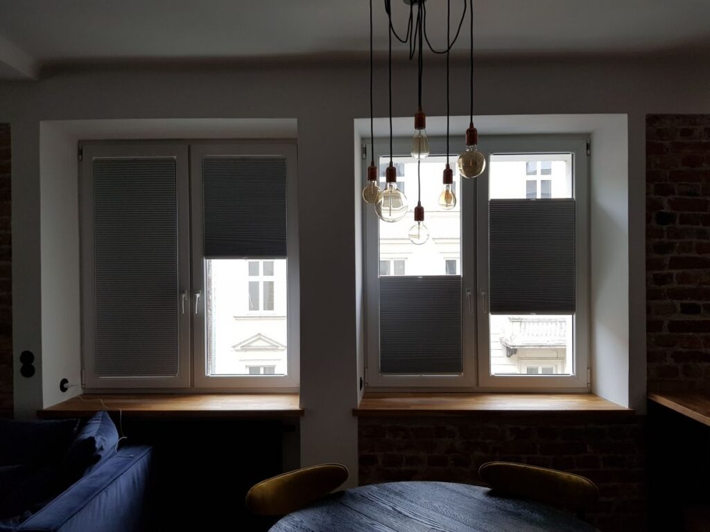 plisy, profil biały, materiał  zaciemniający typu Blackout, kolor szary