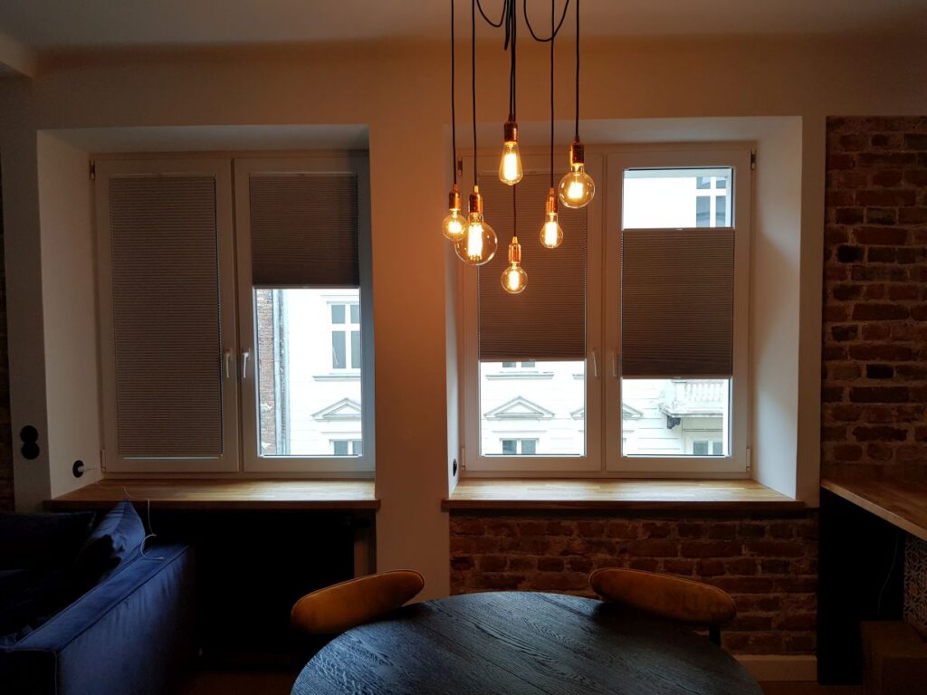 plisy, profil biały, materiał  zaciemniający typu Blackout, kolor szary