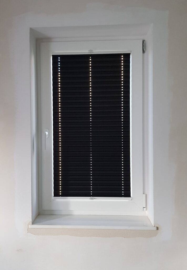 plisa, profil biały, materiał  zaciemniający typu Blackout, kolor czarny