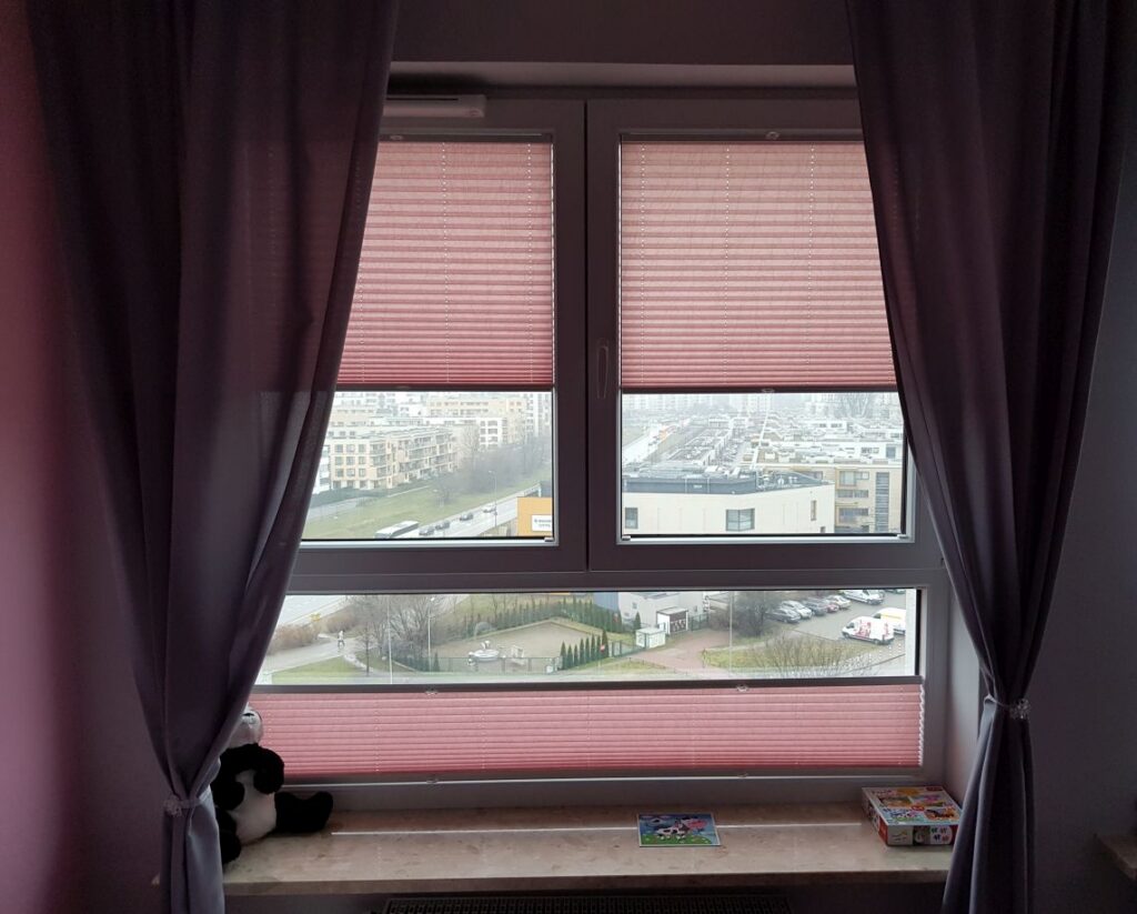 plisy, profil biały, materiał  przezroczysty jasny róż