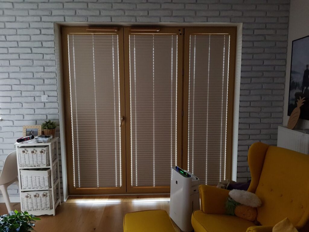 plisy, profil złoty dąb, materiał  zaciemniający typu Blackout, kolor kawowy