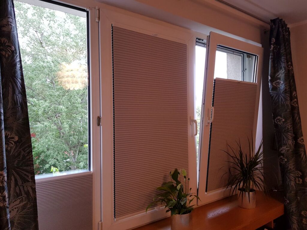 plisa, profil biały, materiał  zaciemniający typu Blackout, kolor biały