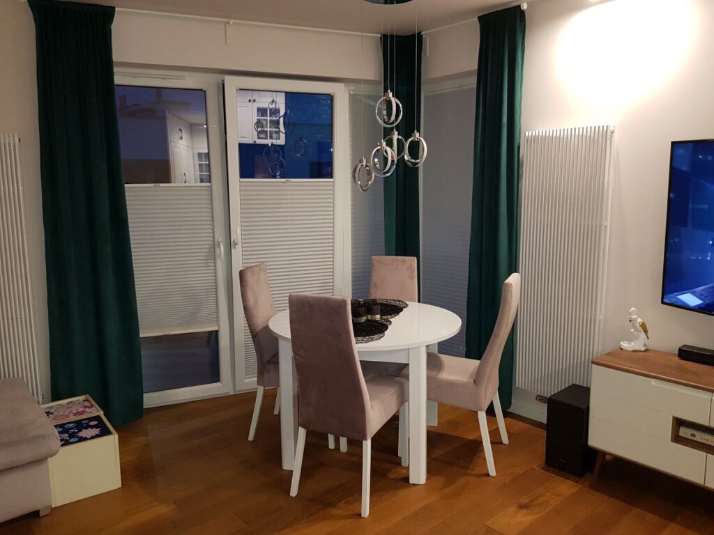 plisa, profil biały, materiał  zaciemniający typu Blackout, kolor biały