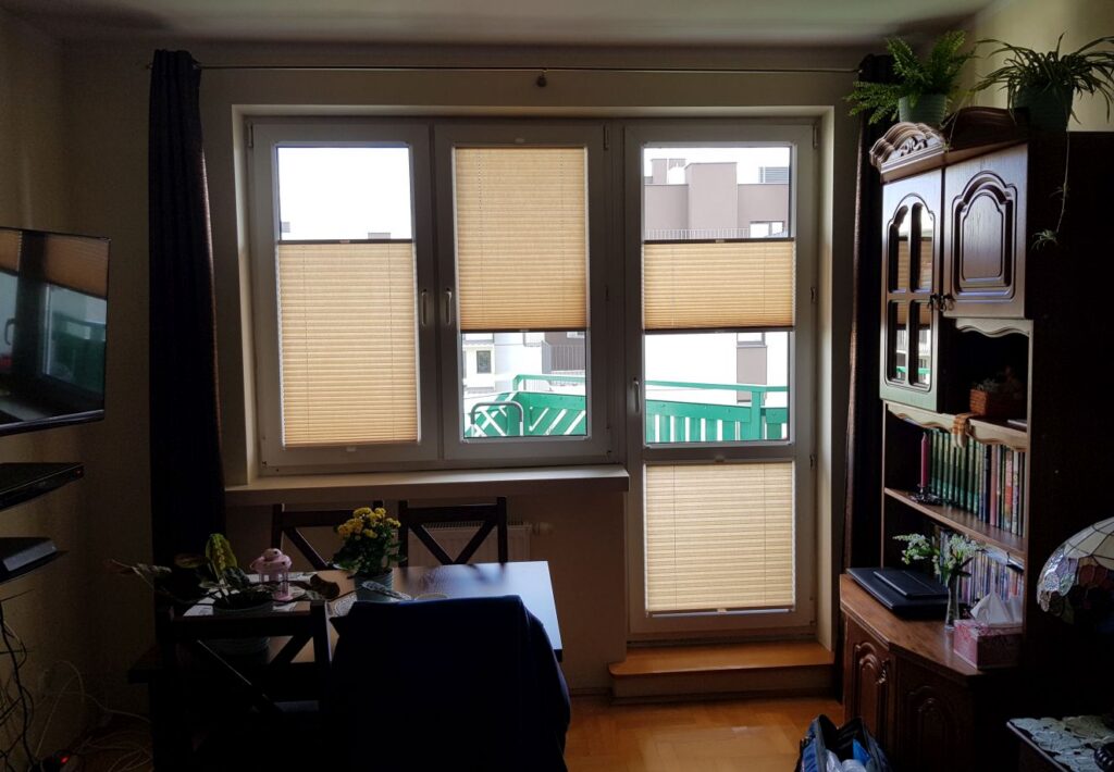 plisy, profil biały, materiał  półprzezroczysty kolor delikatny róż