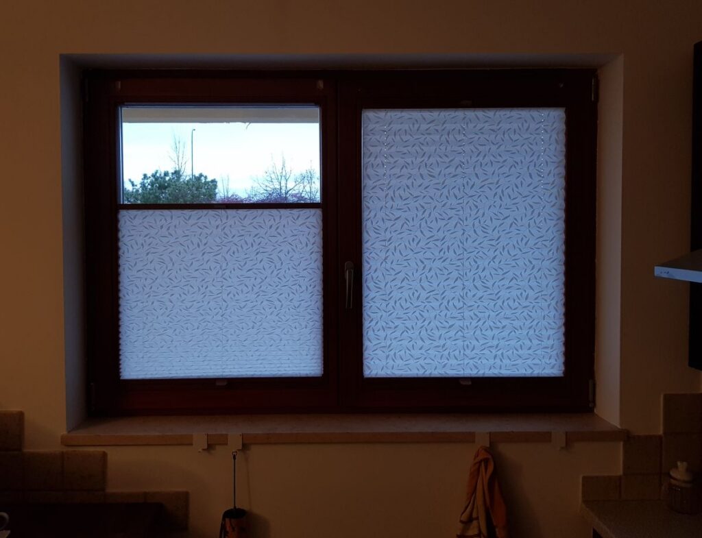 plisa, profil brązowy, materiał  półprzezroczysty niebieski ze wzorem