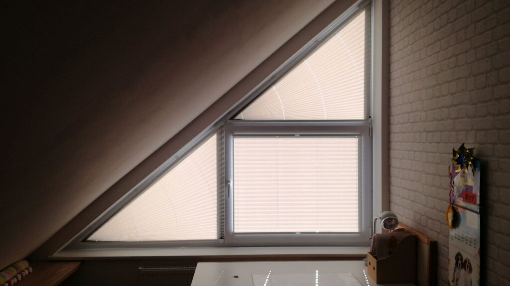 plisy, profil biały w kształcie trójkąta, materiał  półprzezroczysty kolor kremowy