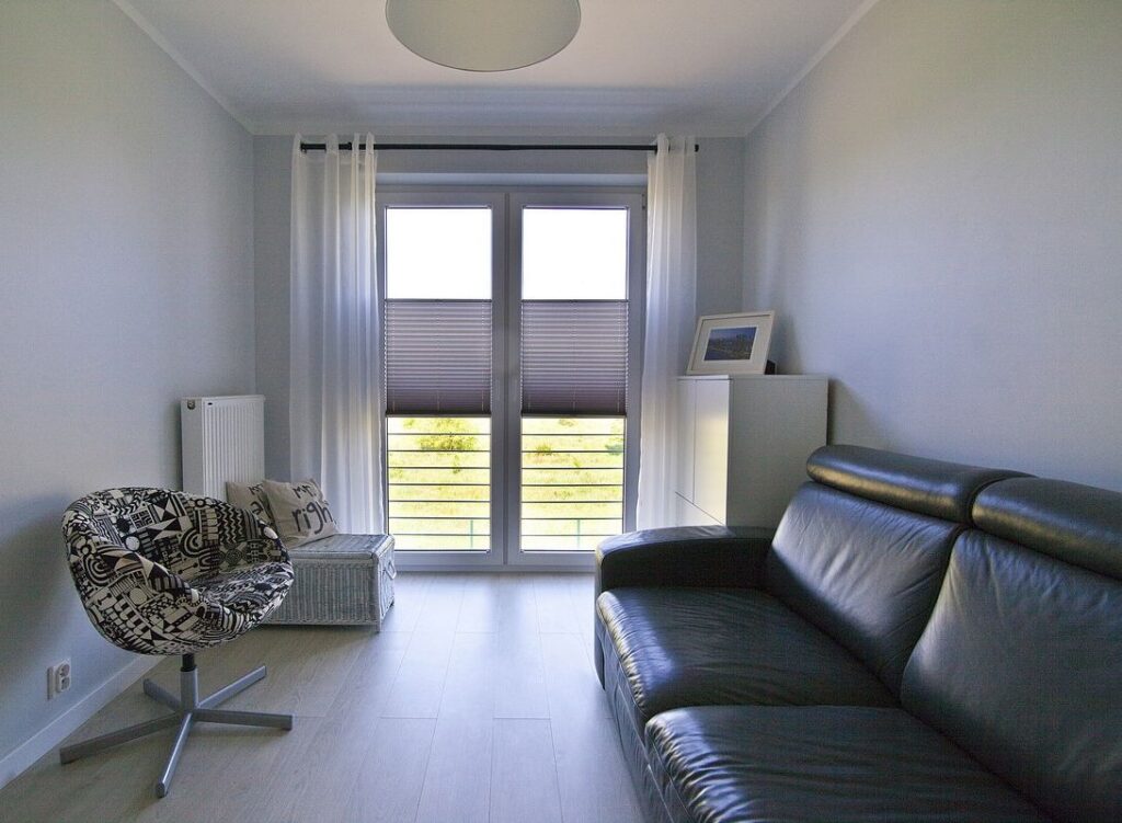 plisa, profil biały, materiał  półprzezroczysty kolor lawendowy