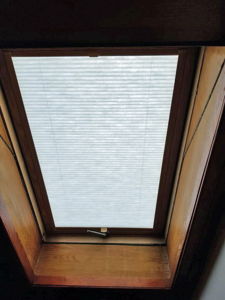 plisa dachowa, profil orzech, materiał przezroczysty transparentny, kolor biały złamany