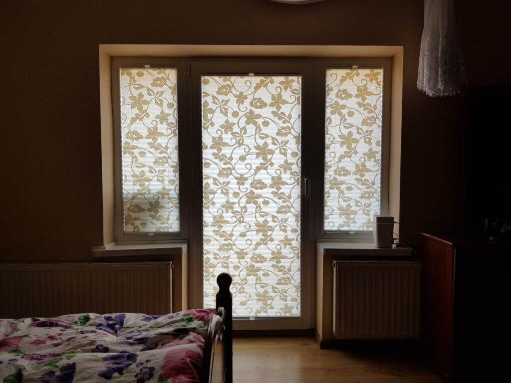 plisa, profil biały, materiał  półprzezroczysty kolor biały z kwiatowym wzorem
