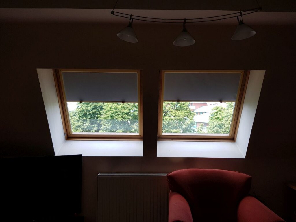 rolety dachowe, profil sosna,  materiał zaciemniający typu blackout, kolor szary