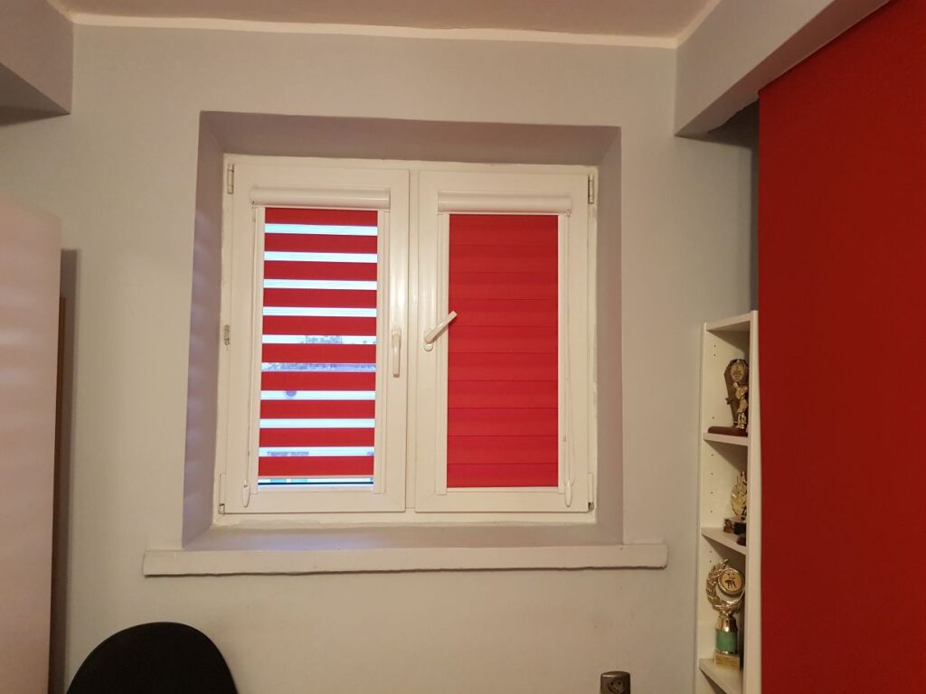 rolety dzień noc, profil biały, materiał zaciemniający typu Blackout, kolor czerwony