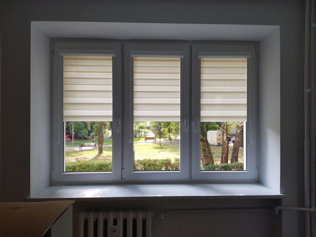 rolety dzień noc, profil biały, materiał przezroczysty transparentny, kolor biały złamany