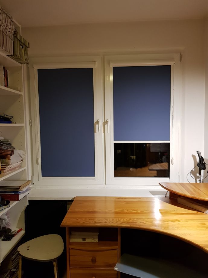 rolety w kasetach, montaż do listwy przyszybowej, materiał zaciemniający typu Blackout, kolor granatowy