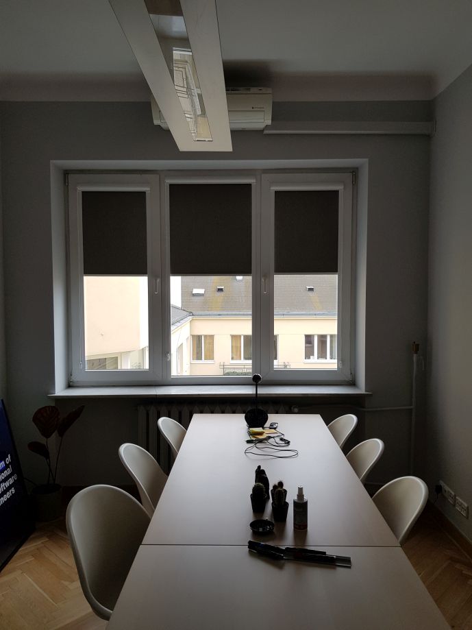 rolety w kasetach, montaż do listwy przyszybowej, materiał zaciemniający typu Blackout, kolor ciemnoszary