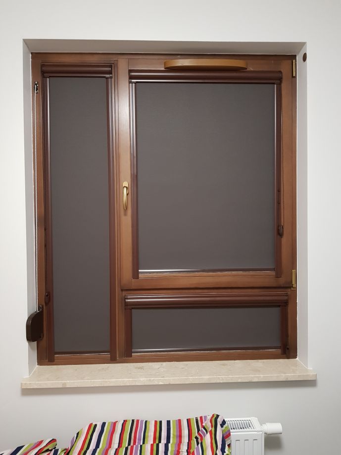 rolety w kasetach, profil kolor winchester, montaż do listwy przyszybowej, materiał zaciemniający typu Blackout, kolor ciemny szary