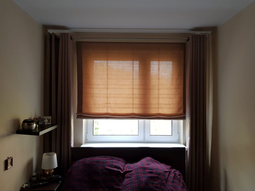 roleta rzymska, materiał transparentny prześwitujący, montaż do nadproża, materiał kolor jasno brązowy