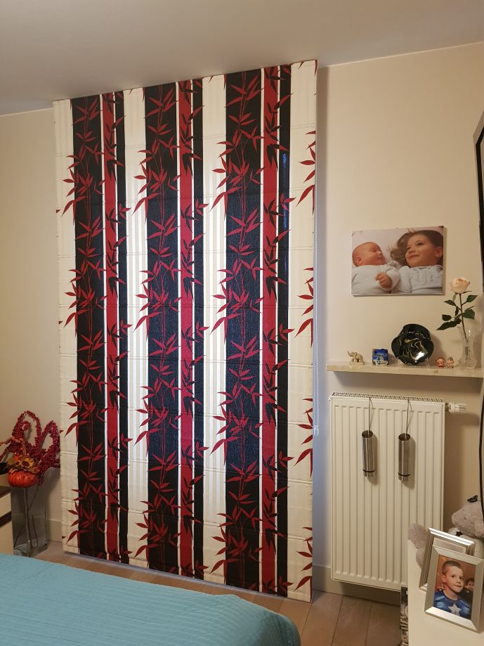 roleta rzymska, materiał w pasy pionowe białe i czarne ze wzorem w liście