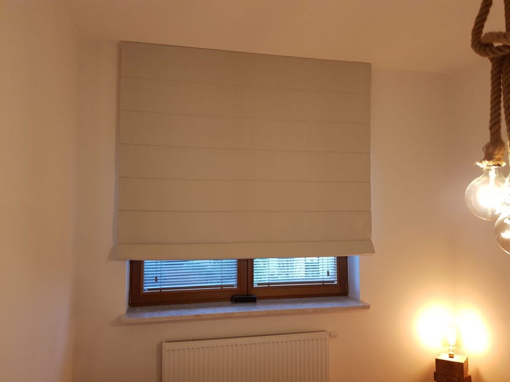 roleta rzymska, materiał zaciemniający typu blackout, kolor kremowy