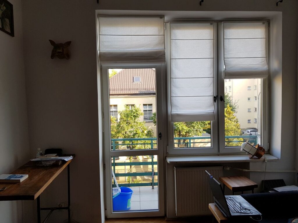 rolety rzymskie, materiał zaciemniający typu blackout, montaż na ramie okiennej, kolor biały złamany