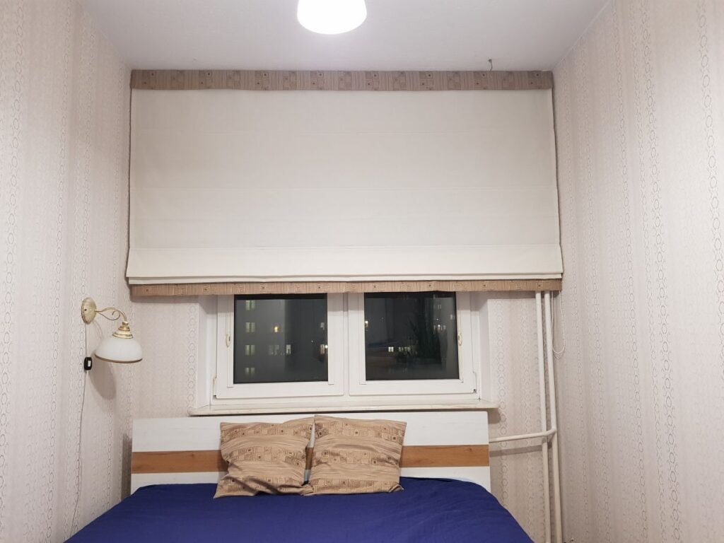 roleta rzymska, materiał zaciemniający typu blackout, kolor biały wykończenie jasny brąz ze wzorem