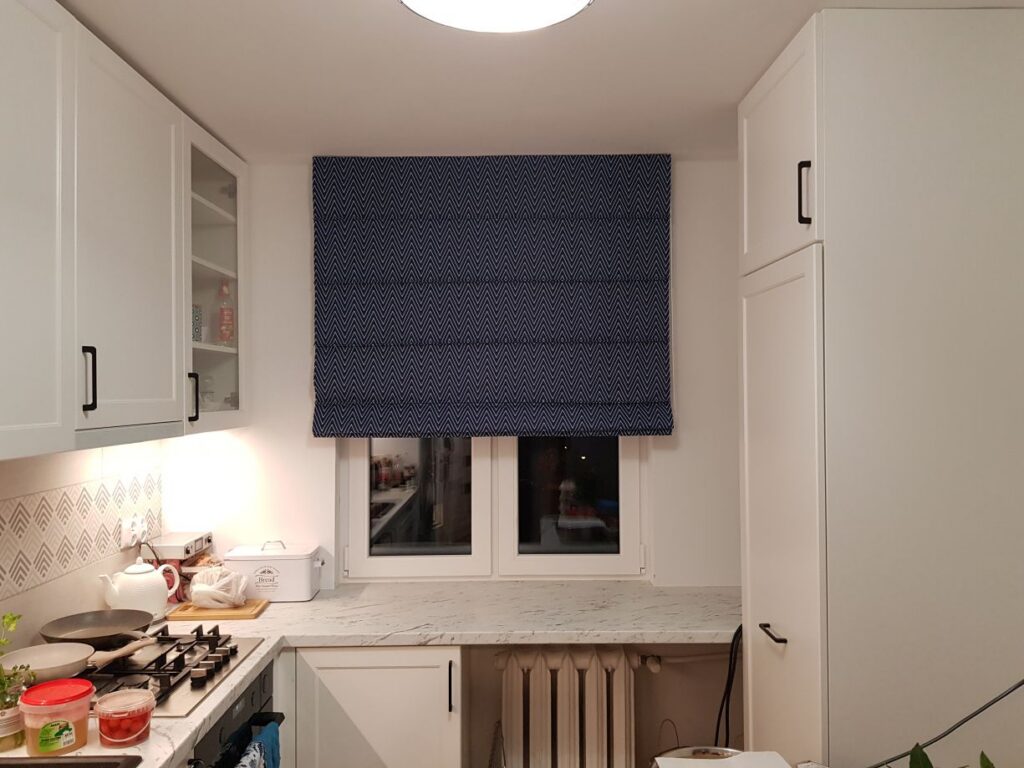 roleta rzymska, materiał zaciemniający typu blackout, kolor ciemnoniebieski ze wzorem