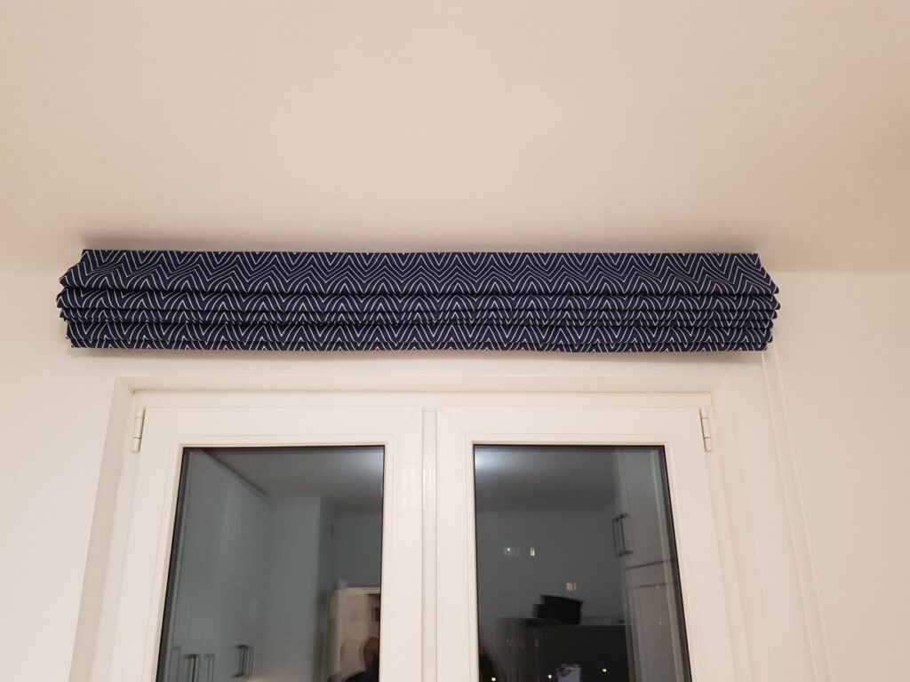 roleta rzymska, materiał zaciemniający typu blackout, kolor ciemnoniebieski ze wzorem