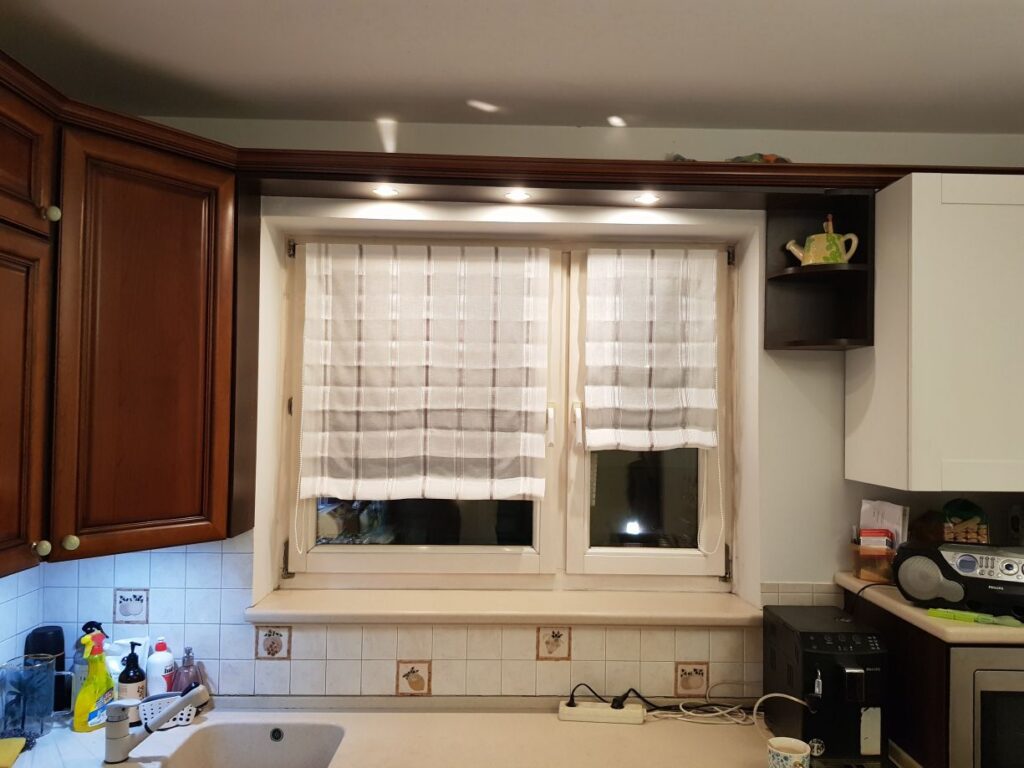 rolety rzymskie, materiał transparentny prześwitujący, montaż na ramie okiennej, kolor biały z szarym w poziome pasy