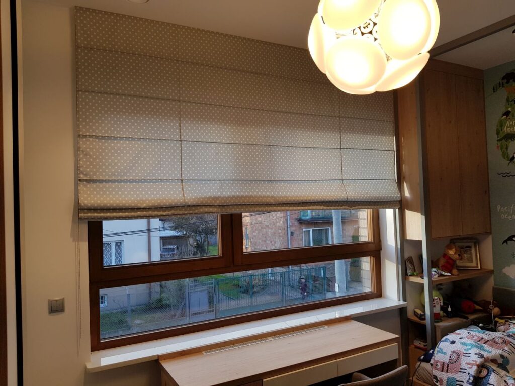 roleta rzymska, materiał transparentny prześwitujący, montaż do sufitu, materiał jasnoszary we wzór