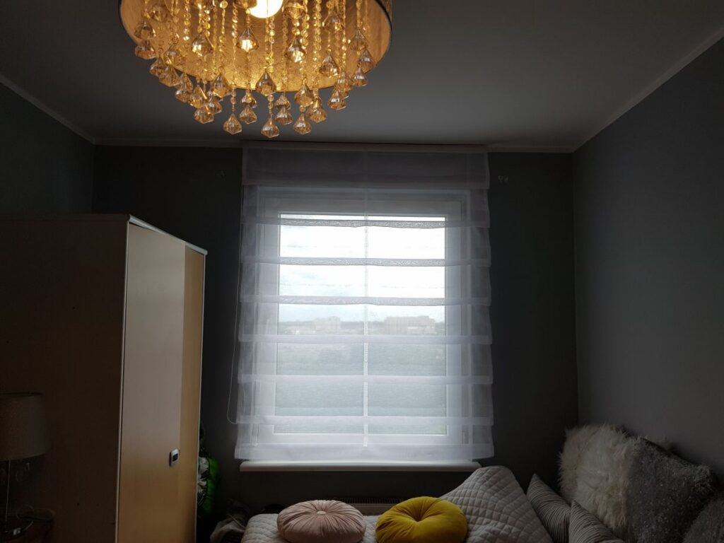 roleta rzymska, materiał transparentny prześwitujący, montaż do sufitu, kolor biały