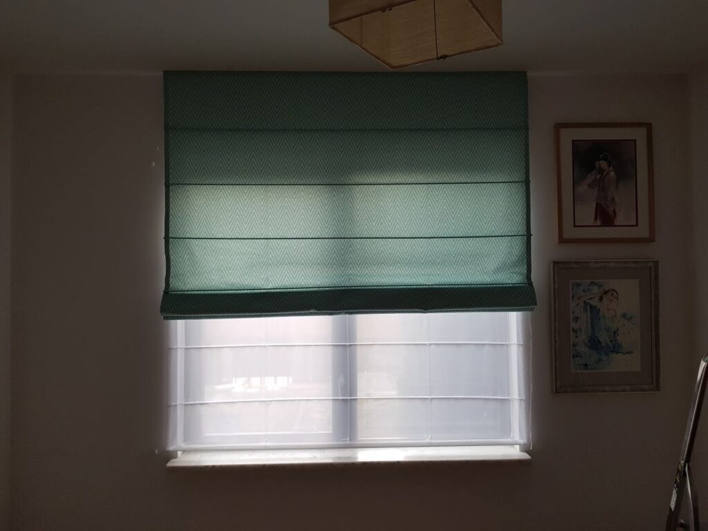 roleta rzymska, materiał transparentny prześwitujący, montaż do sufitu, materiał zielony w drobny wzór