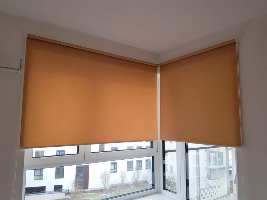 roleta wolnowisząca, montaż do ściany, materiał zaciemniający typu blackout, kolor beżowy