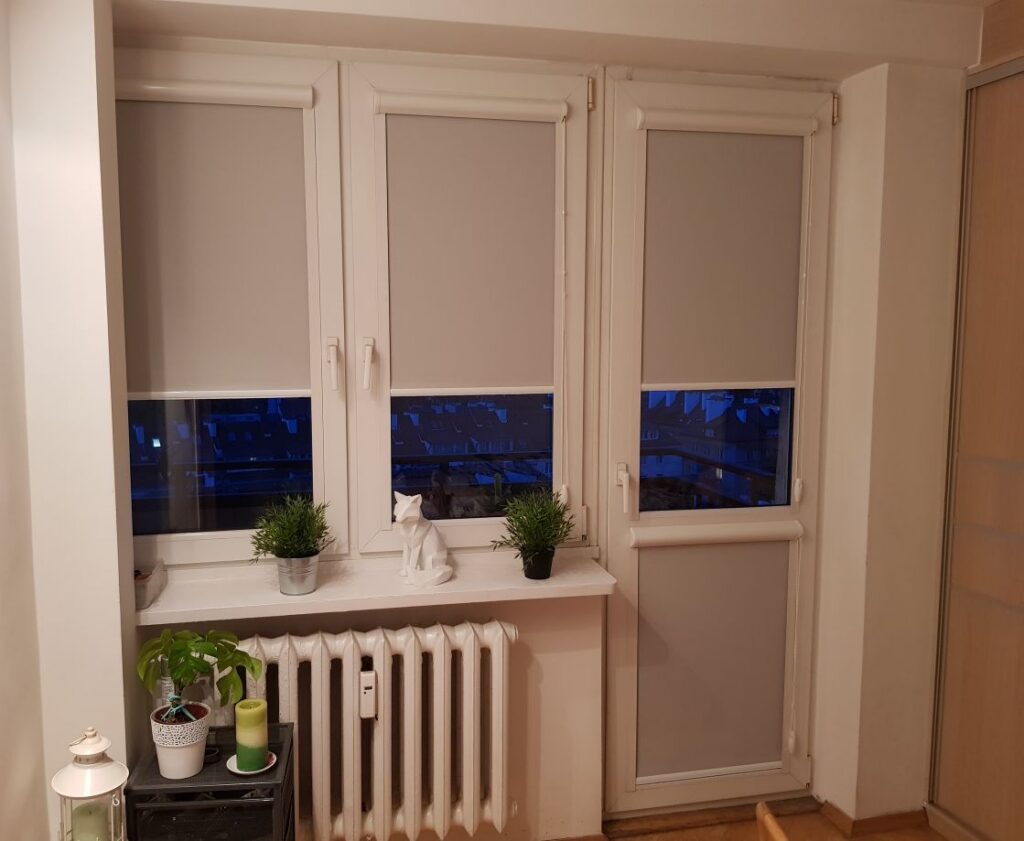 rolety w kasetach, profil biały, materiał zaciemniający typu Blackout, kolor biały