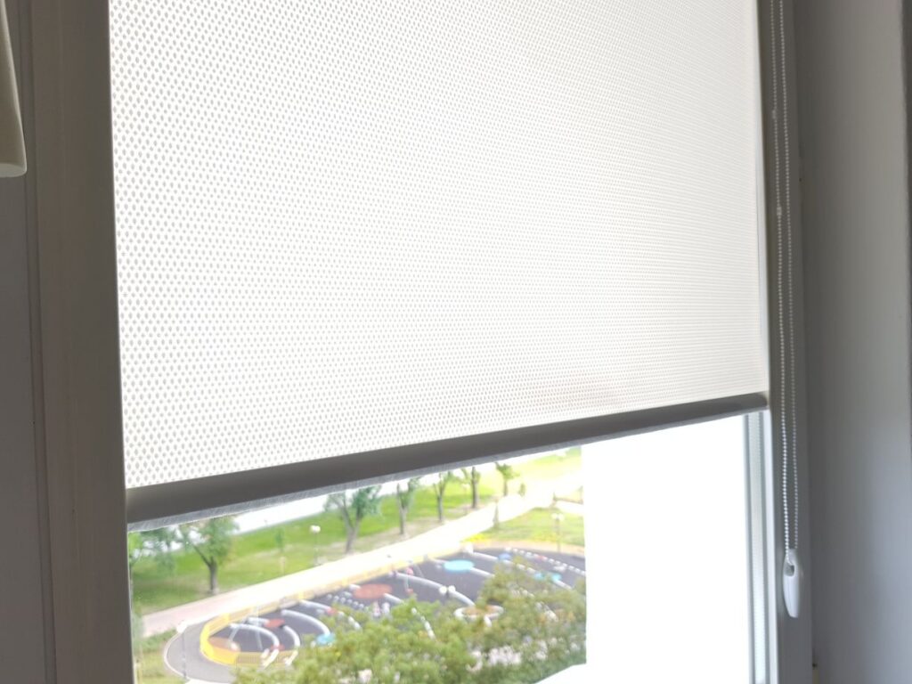 roleta w kasecie, montaż do listwy przyszybowej, materiał przezroczysty transparentny, kolor biały