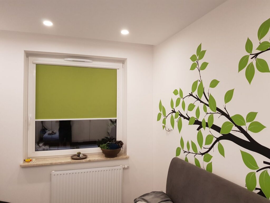 roleta w kasecie, profil biały, materiał zaciemniający typu Blackout, kolor zielony