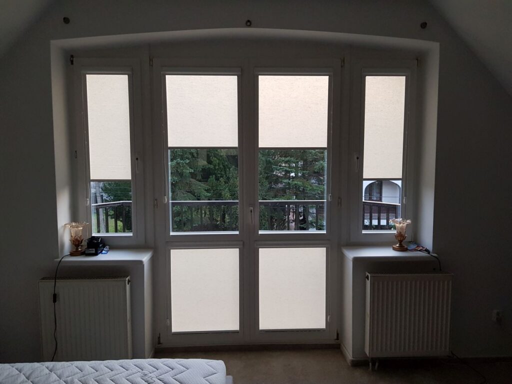 rolety w kasetach, montaż do listwy przyszybowej, materiał przezroczysty transparentny, kolor biały