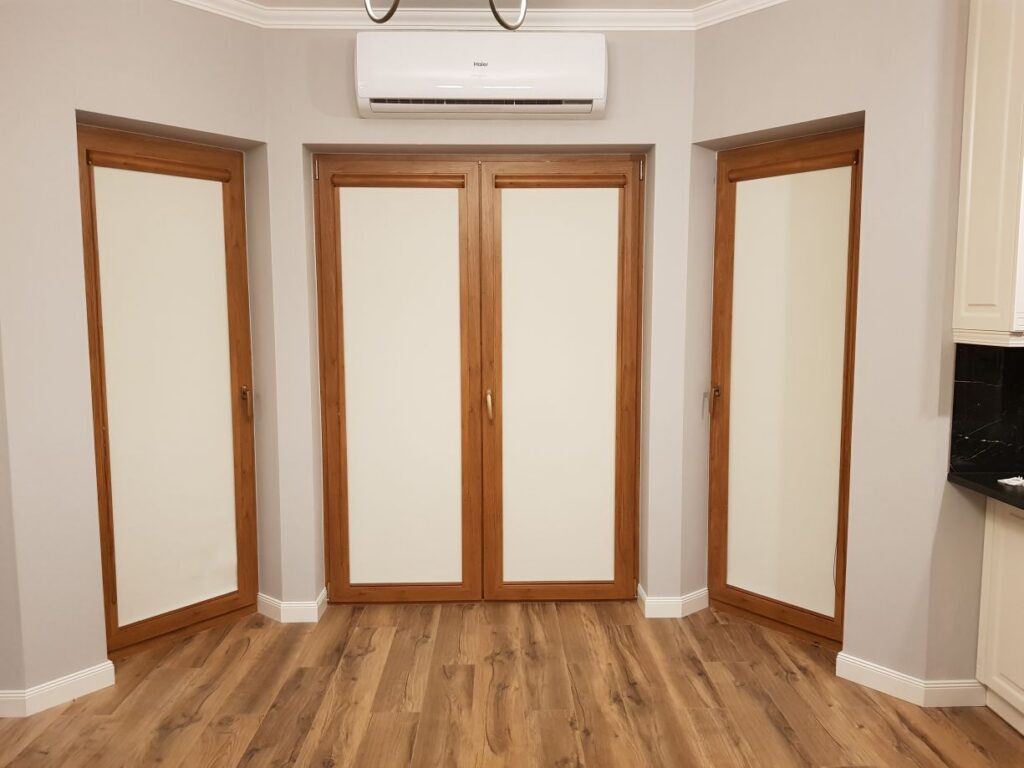 rolety w kasetach, profil złoty dąb, montaż do listwy przyszybowej, materiał zaciemniający typu Blackout, kolor kremowy