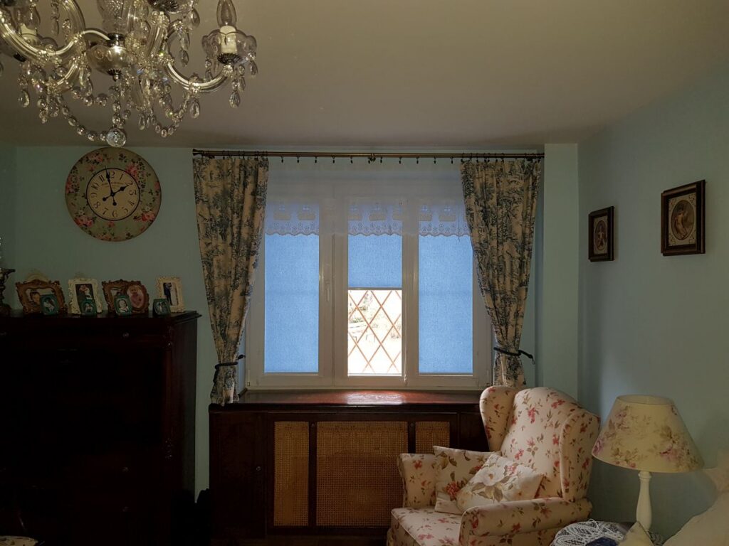 rolety w kasetach, montaż do listwy przyszybowej, materiał przezroczysty transparentny, kolor jasnoniebieski