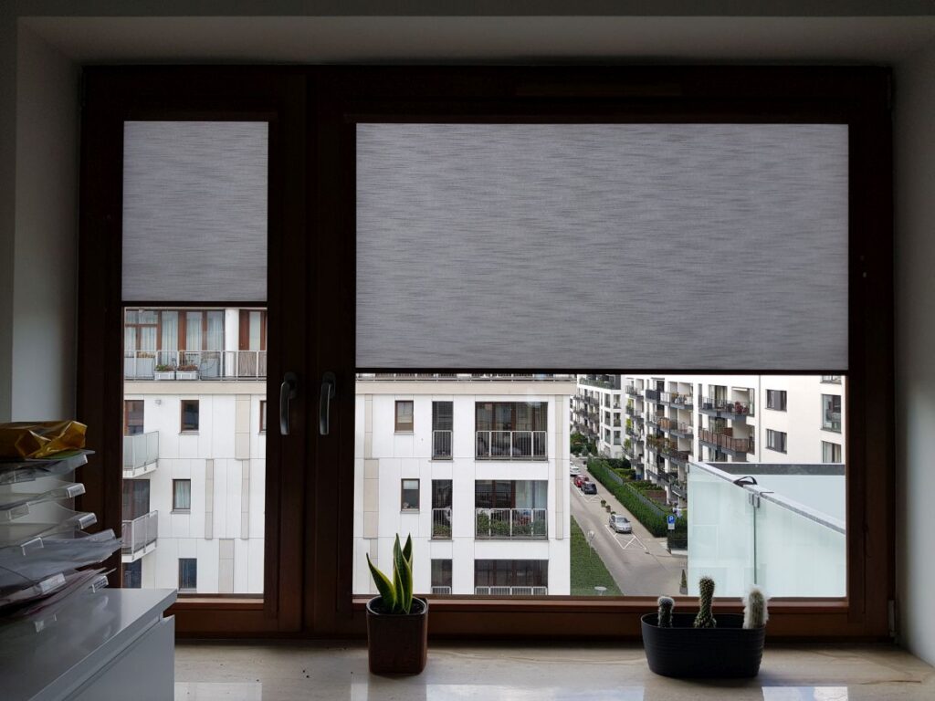 rolety w kasetach, montaż do listwy przyszybowej, materiał przezroczysty transparentny, kolor szary