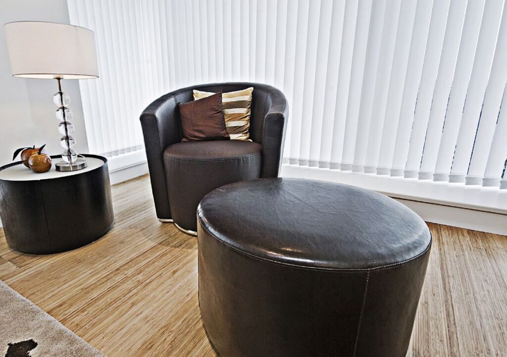 żaluzje pionowe verticale, materiał prześwitujący transparentny, kolor biały