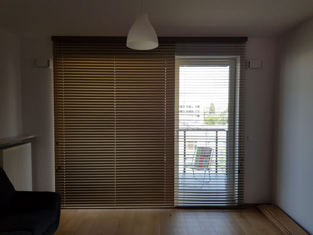 żaluzja aluminiowa 25mm,, kolor jasny brąz, montaż do sufitu