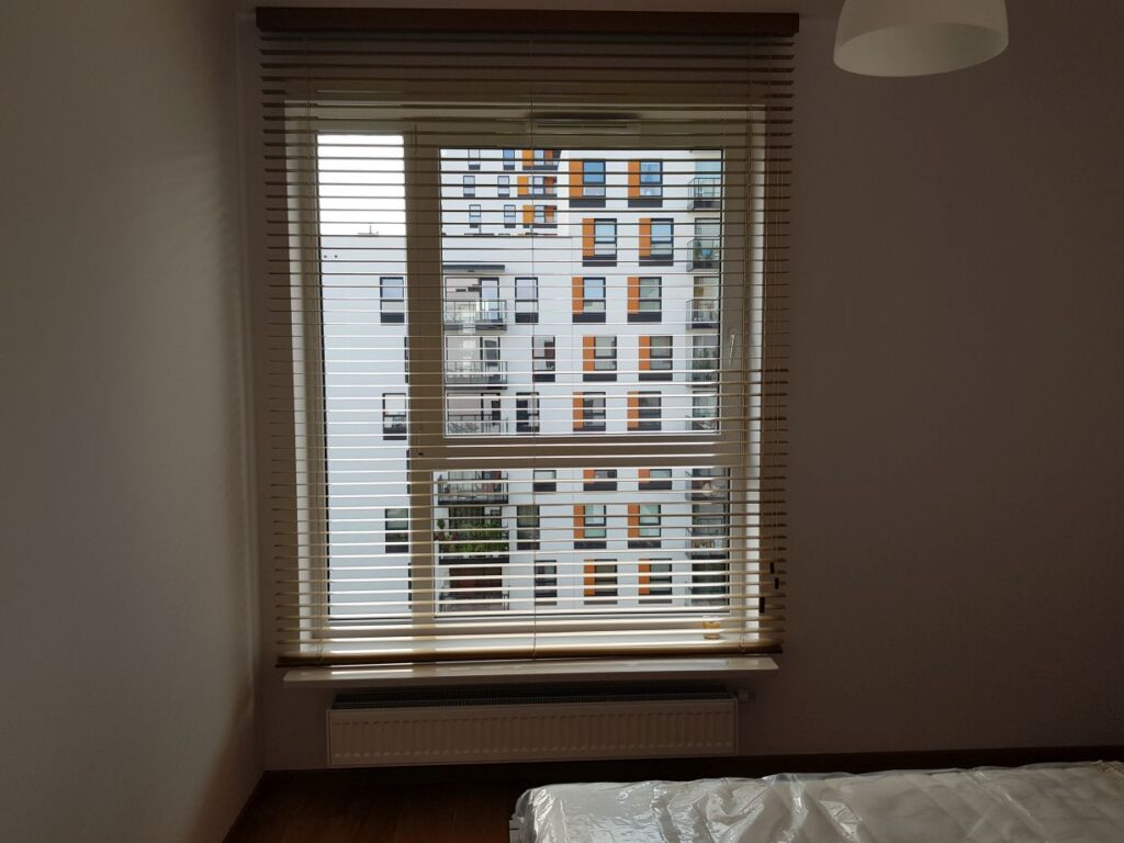 żaluzje aluminiowe 50mm,, kolor biały montaż do sufitu