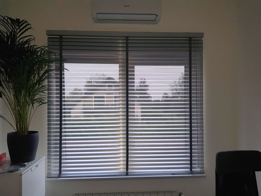 żaluzja aluminiowa 50mm,, kolor biały z taśmą 25 mm kolor czarny