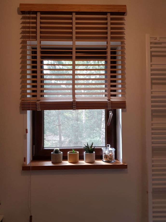 żaluzja bambusowa 50 mm , montaż do nadproża, kolor natural z drabinką taśmową kolor beżowy
