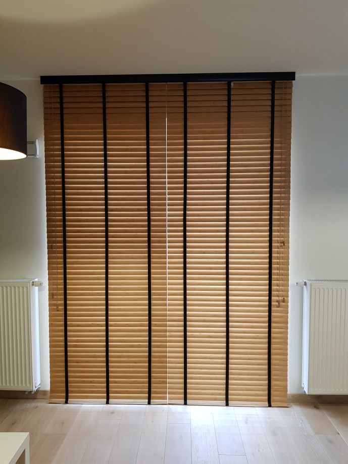 żaluzja bambusowa 25 mm , montaż do sufitu, kolor natural z drabinką taśmową kolor czarny
