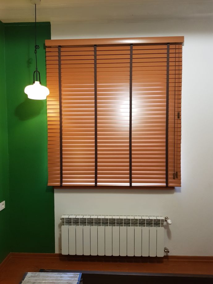 żaluzje drewniane 50 mm, montaż do ściany, kolor jasny brąz z drabinką taśmową kolor brązowy